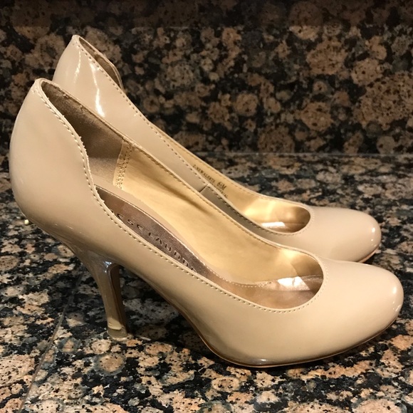 SIZE 6.5 NUDE CHINESE LAUNDRY PATENT LEATHER PUMP - Picture 3 of 8